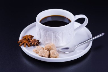 Siyah arka planda koyu kahve.