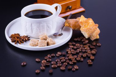 Siyah arka planda koyu kahve.