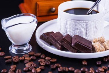 Siyah arka planda koyu kahve.