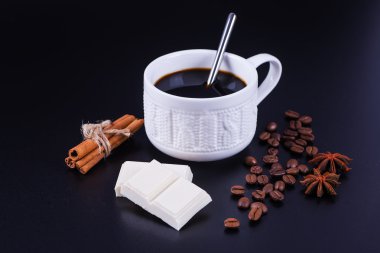 Siyah arka planda koyu kahve.