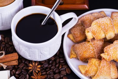 Siyah arka planda koyu kahve.