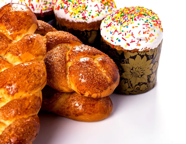 Haufen frischer und köstlicher Kroissants und Brötchen auf weißem Rücken — Stockfoto