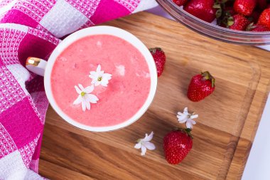 Beyaz arka planda taze çilekler