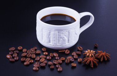 Siyah arka planda koyu kahve.