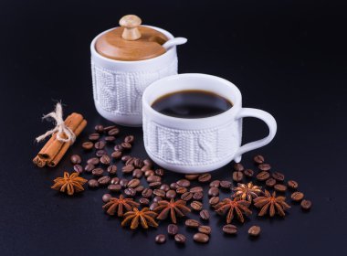 Siyah arka planda koyu kahve.