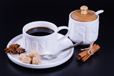 Siyah arka planda koyu kahve.