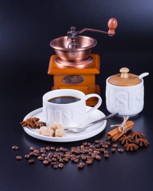 Siyah arka planda koyu kahve.