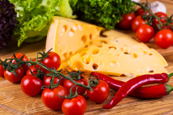 сыр со свежими овощами
