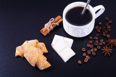 Siyah arka planda koyu kahve.