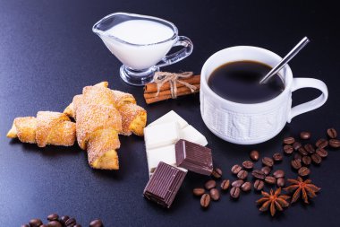 Siyah arka planda koyu kahve.