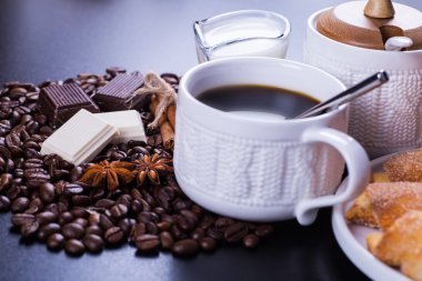 Siyah arka planda koyu kahve.