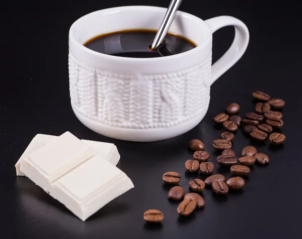 Svart kaffe på svart bakgrunn – stockfoto