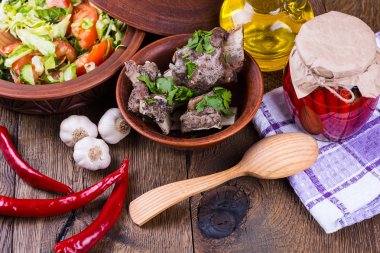 ahşap arka plan üzerinde sebzeli et