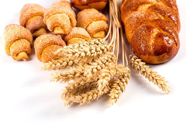 Haufen frischer und köstlicher Croissants auf weißem Hintergrund — Stockfoto