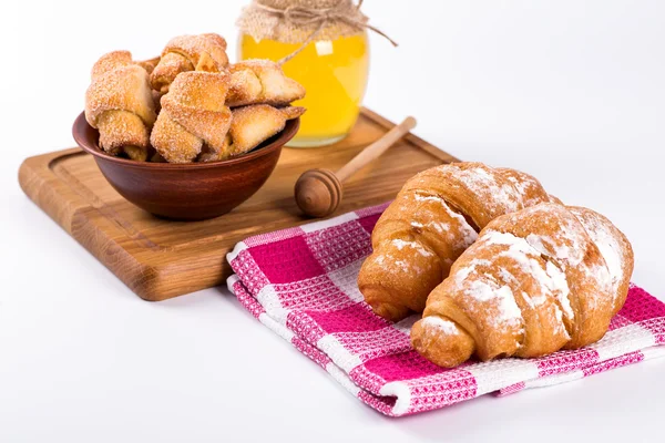 Haufen frischer und köstlicher Croissants auf weißem Hintergrund — Stockfoto