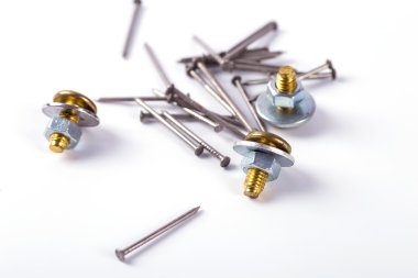 çivi ve vida beyaz bir arka plan üzerinde küme