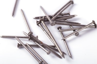 Beyaz bir arka plan üzerinde çivi kümesi