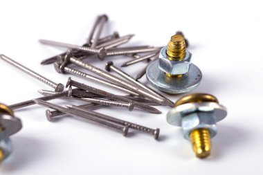 çivi ve vida beyaz bir arka plan üzerinde küme