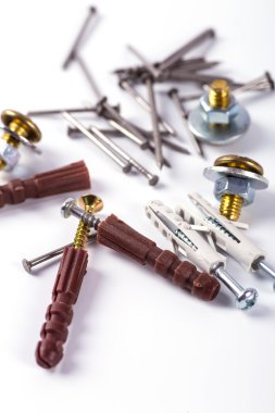 çivi ve vida beyaz bir arka plan üzerinde küme