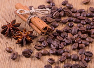 ahşap arka plan üzerinde siyah kahve