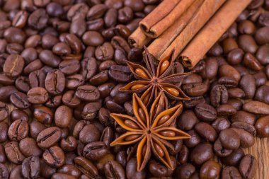 ahşap arka plan üzerinde siyah kahve