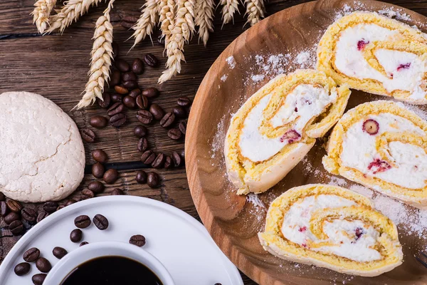 Cafea neagră pe un fundal din lemn cu desert — Fotografie, imagine de stoc