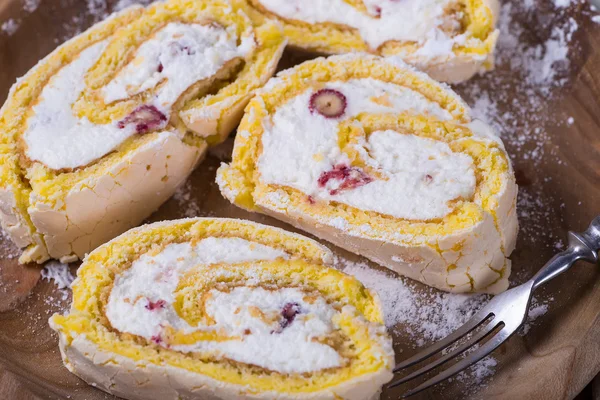 Schwarzer Kaffee auf Holzgrund mit Dessert — Stockfoto