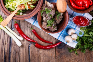Kavrulmuş et ve sebze ahşap arka plan üzerinde