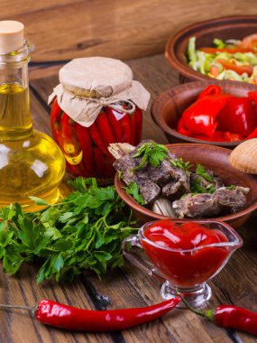 Kavrulmuş et ve sebze ahşap arka plan üzerinde