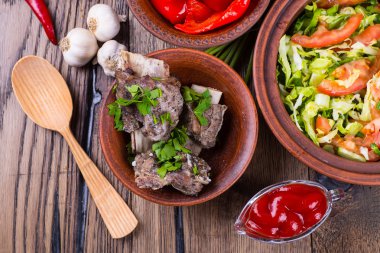 Kavrulmuş et ve sebze ahşap arka plan üzerinde