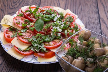 Vejetaryen peynir ve domates salatası