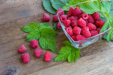 Taze olgun ahududu ahşap tablo