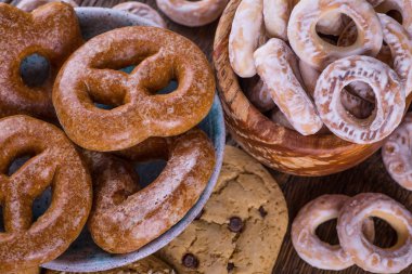  ahşap bir masa çerezleri ürün yelpazesine