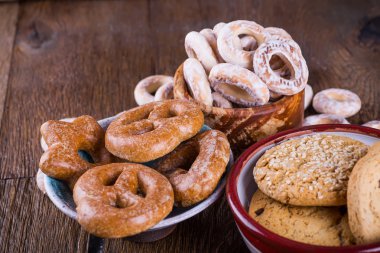  ahşap bir masa çerezleri ürün yelpazesine