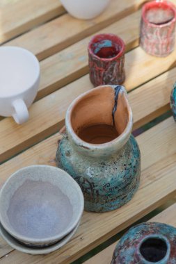 Bahçe işleri ve dekorasyon için çok güzel yapılmış kil kaplar. Modern tasarım ve iç mimari detaylar. Satış için renkli seramik kaplar..