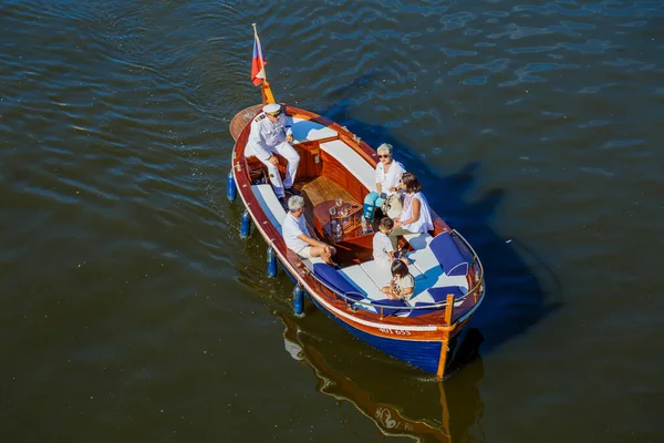 Prag Tschechische Republik August 2019 Menschen Fahren Mit Einem Ausflugsboot — Stockfoto