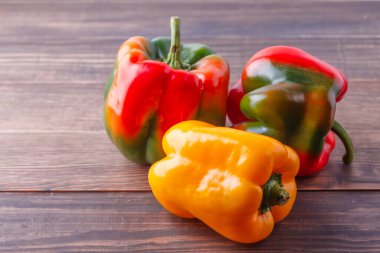 Taze Organik Sebzeler Sarı ve Kırmızı Paprika.Tatlı biber, kırmızı, yeşil, sarı biber