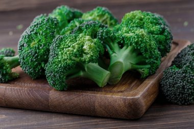  Diyet ve sağlıklı beslenme için bir sürü brokoli. Masada taze yeşil brokoli. Brokoli vitamin doludur. Diyet ve sağlıklı yemek için sebzeler..