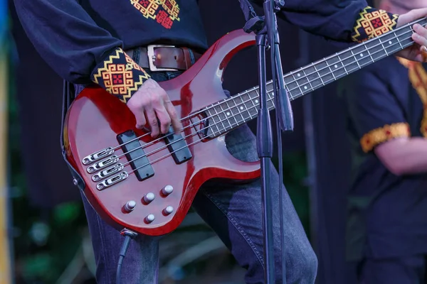 Arka plan, yumuşak ve bulanık konsept için sahnede gitarist. Sahnede orkestra, rock müzik konseri.