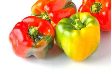 tatlı biber, kırmızı, yeşil, sarı paprika, beyaz arka planda izole edilmiş.