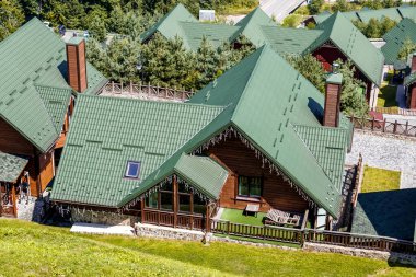 Ukrayna, Karpatlar, Bukovel, 15 Ağustos 2019. Ukrayna 'nın Bukovel kayak merkezindeki ahşap kulübeler. Karpat dağlarında yaz tatili.