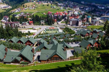 Ukrayna, Karpatlar, Bukovel, 15 Ağustos 2019. Ukrayna 'nın Bukovel kayak merkezindeki ahşap kulübeler. Karpat dağlarında yaz tatili.