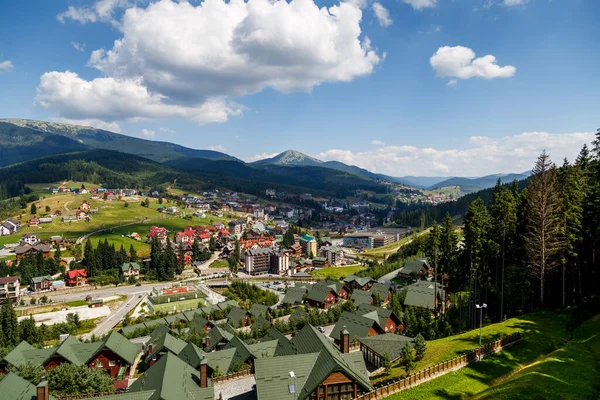 Ukrayna, Karpatlar, Bukovel, 15 Ağustos 2019. Ukrayna 'nın Bukovel kayak merkezindeki ahşap kulübeler. Karpat dağlarında yaz tatili.