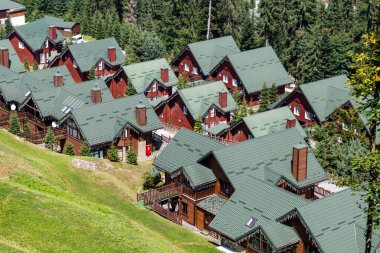 Ukrayna, Karpatlar, Bukovel, 15 Ağustos 2019. Ukrayna 'nın Bukovel kayak merkezindeki ahşap kulübeler. Karpat dağlarında yaz tatili.