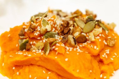 Lezzetli bir kahvaltı. Fındık ve ballı kabak lapası..