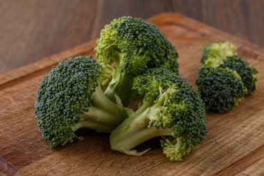  Diyet ve sağlıklı beslenme için bir sürü brokoli. Masada taze yeşil brokoli. Brokoli vitamin doludur. Diyet ve sağlıklı yemek için sebzeler..