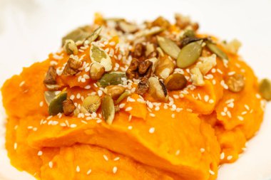 Lezzetli bir kahvaltı. Fındık ve ballı kabak lapası..