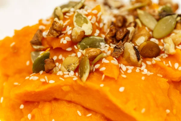 Lezzetli bir kahvaltı. Fındık ve ballı kabak lapası..