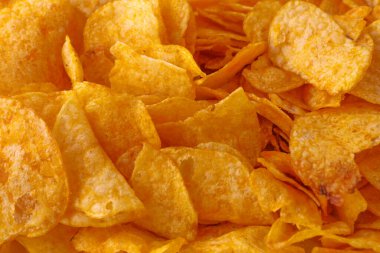 Patates cipsi ya da cips. Patates cipsi ya da cips yakın çekim. Gıda arkaplanı.