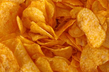 Patates cipsi ya da cips. Patates cipsi ya da cips yakın çekim. Gıda arkaplanı.